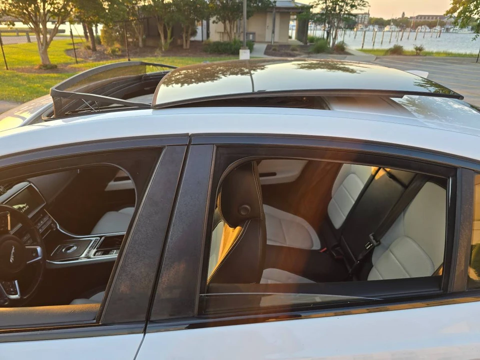 2018 Jaguar XE - Image 5 of 20
