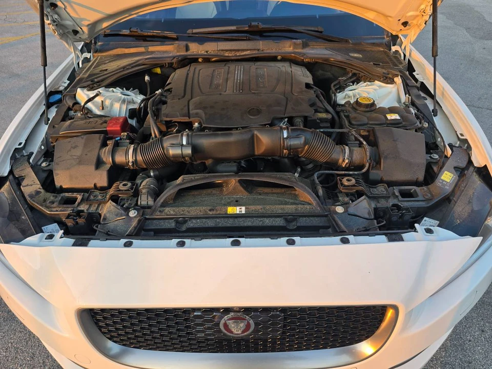 2018 Jaguar XE - Image 13 of 20