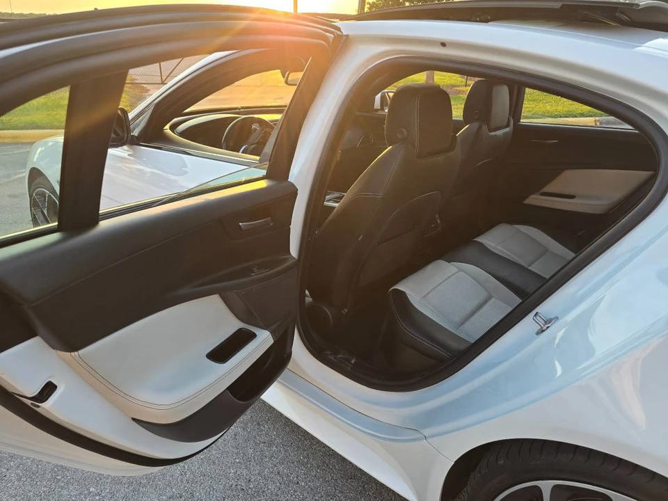 2018 Jaguar XE - Image 9 of 20