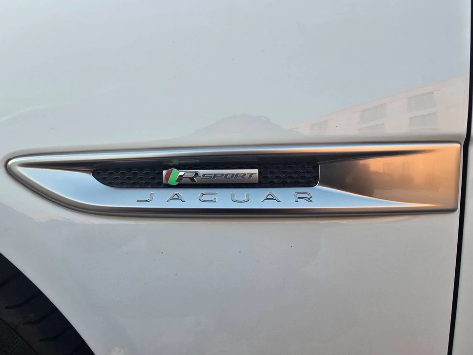 2018 Jaguar XE - Image 12 of 20