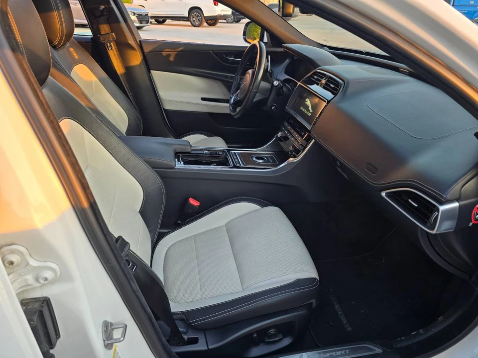 2018 Jaguar XE - Image 7 of 20