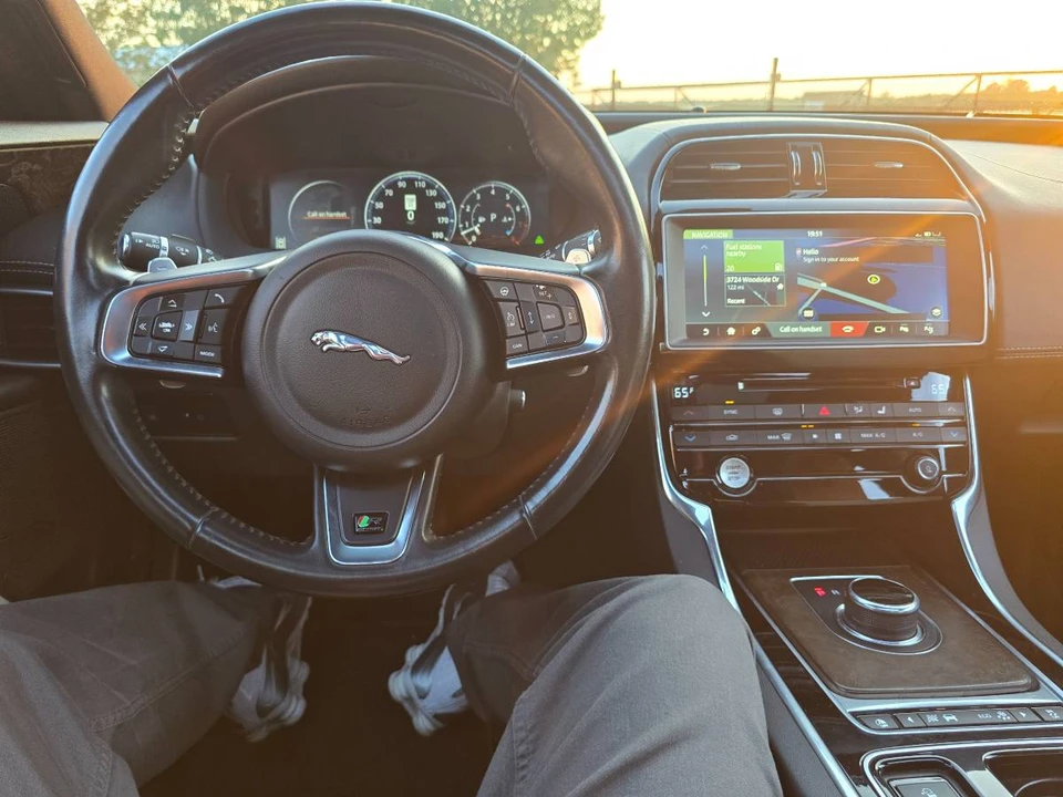 2018 Jaguar XE - Image 10 of 20