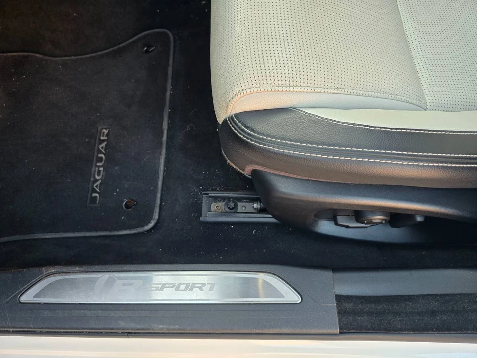 2018 Jaguar XE - Image 14 of 20