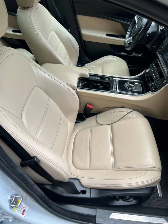 2018 Jaguar XE - Image 4 of 7