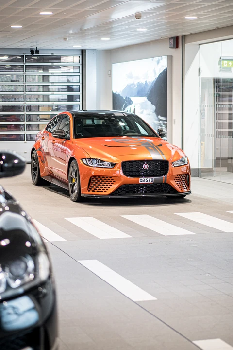2018 Jaguar XE - Image 16 of 31