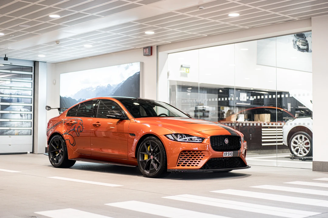 2018 Jaguar XE - Image 10 of 31