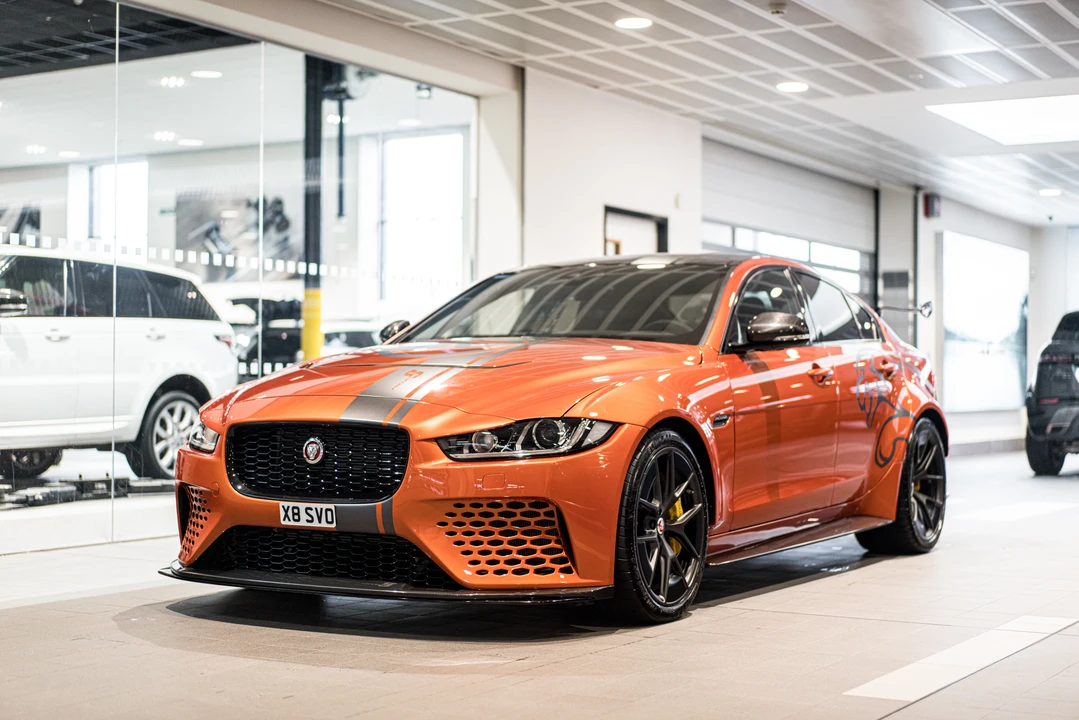 2018 Jaguar XE - Image 9 of 31