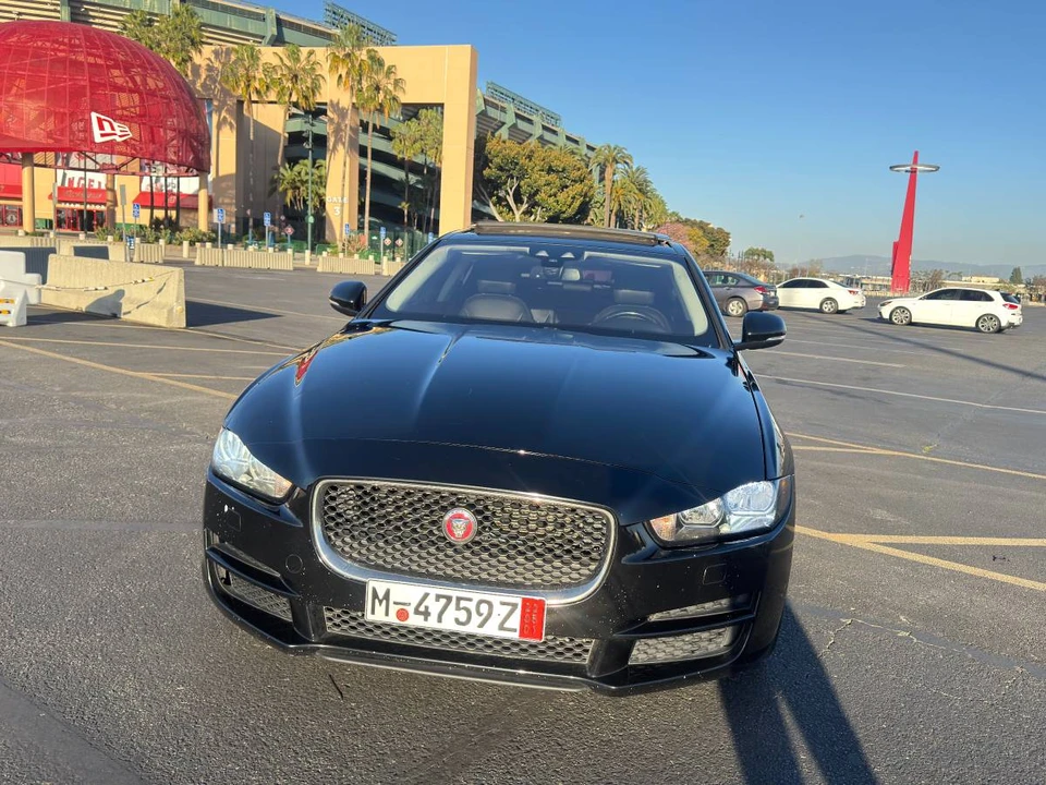 2018 Jaguar XE - Image 8 of 20