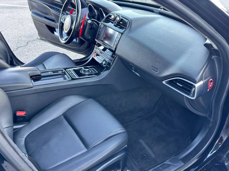 2018 Jaguar XE - Image 14 of 20