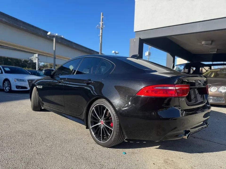2018 Jaguar XE - Image 4 of 5
