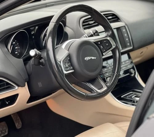2018 Jaguar XE - Image 7 of 9