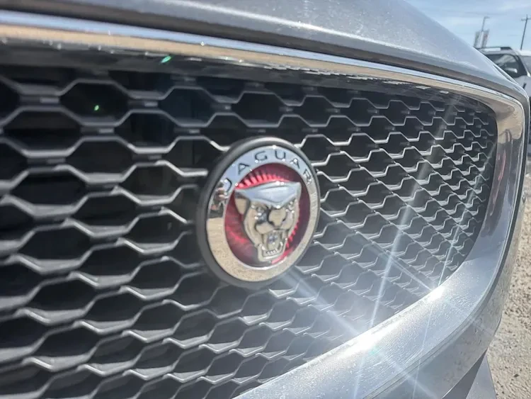 2018 Jaguar XE - Image 8 of 12