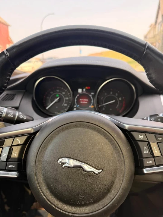 2018 Jaguar E-Pace - Image 8 of 16