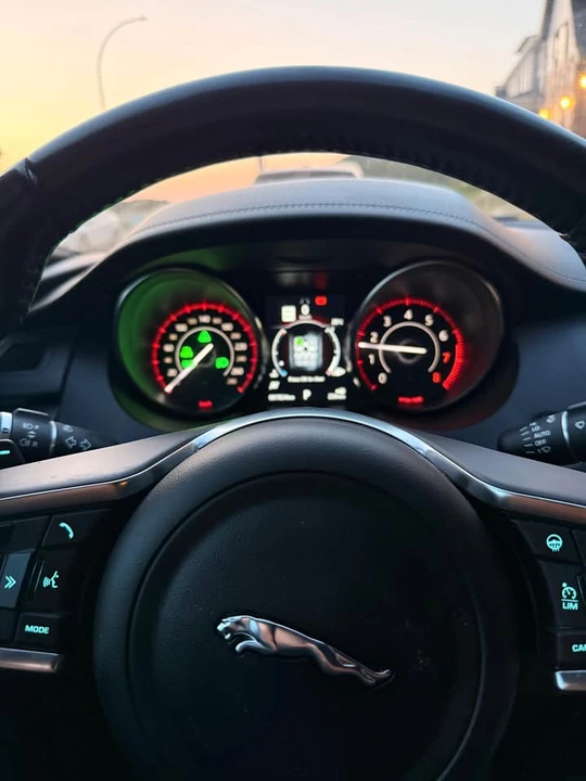 2018 Jaguar E-Pace - Image 5 of 16