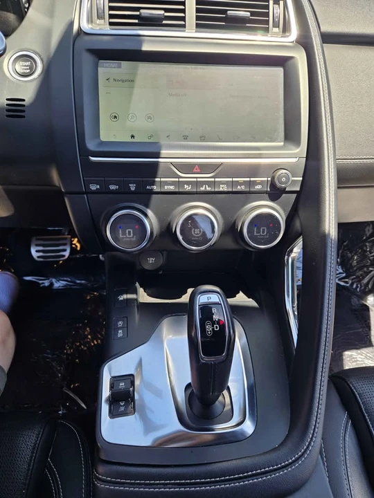 2018 Jaguar E-Pace - Image 10 of 19
