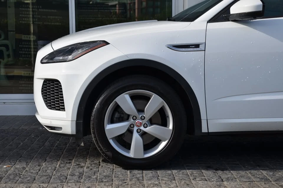 2018 Jaguar E-Pace - Image 5 of 17