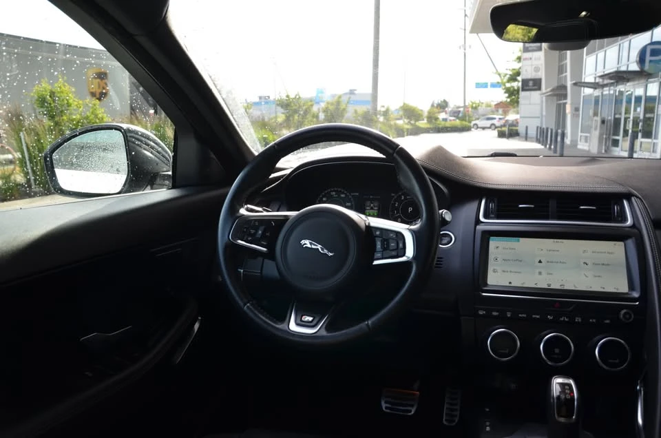 2018 Jaguar E-Pace - Image 15 of 17