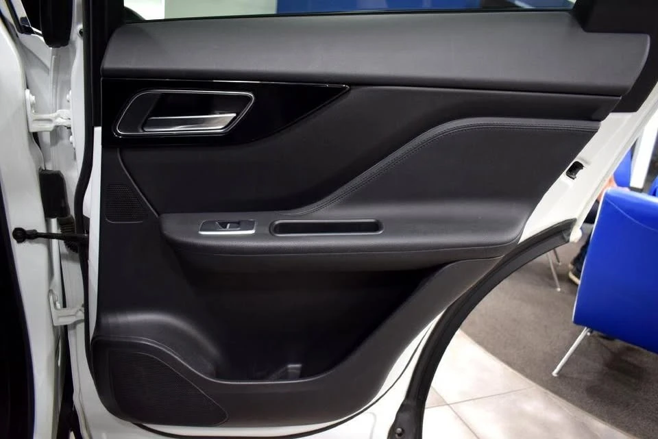 2018 Jaguar F-Pace - Image 15 of 18