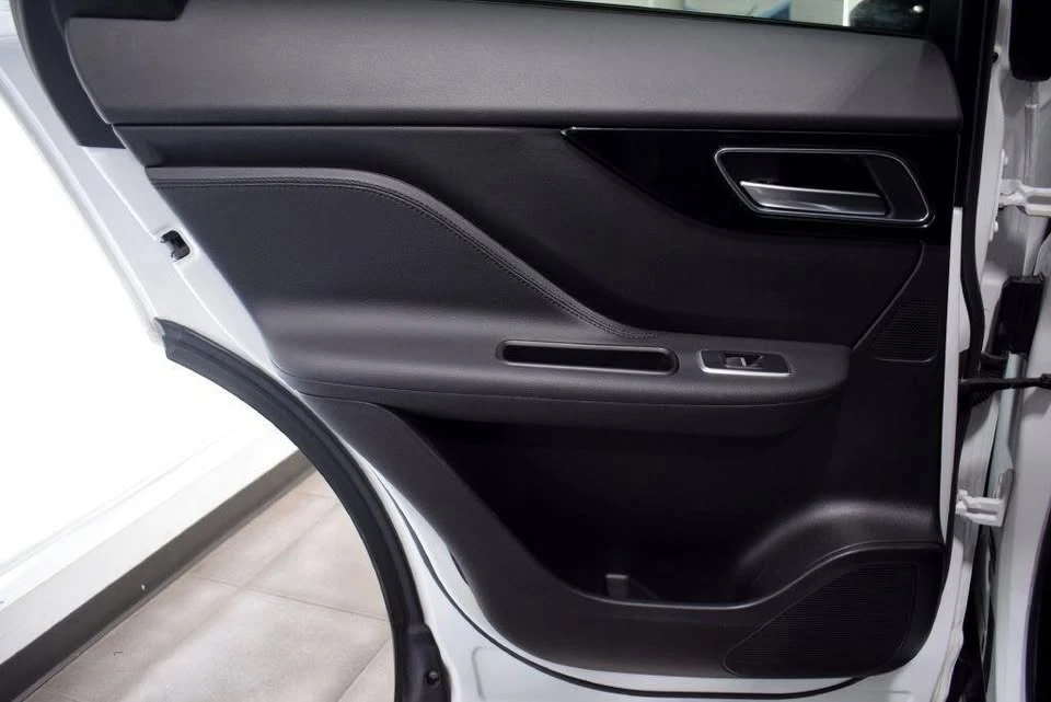 2018 Jaguar F-Pace - Image 11 of 18