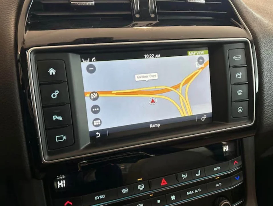 2018 Jaguar F-Pace - Image 13 of 18