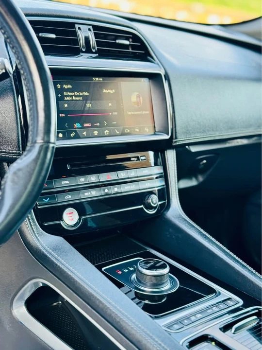 2018 Jaguar F-Pace - Image 9 of 19