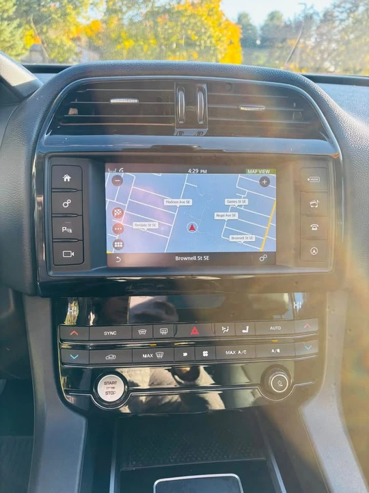 2018 Jaguar F-Pace - Image 17 of 20