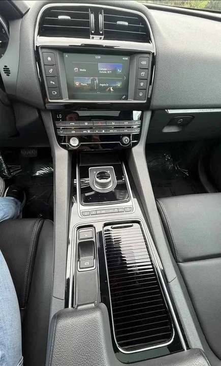 2018 Jaguar F-Pace - Image 10 of 11