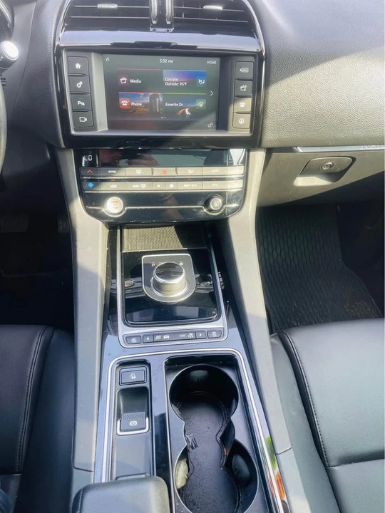 2018 Jaguar F-Pace - Image 19 of 20