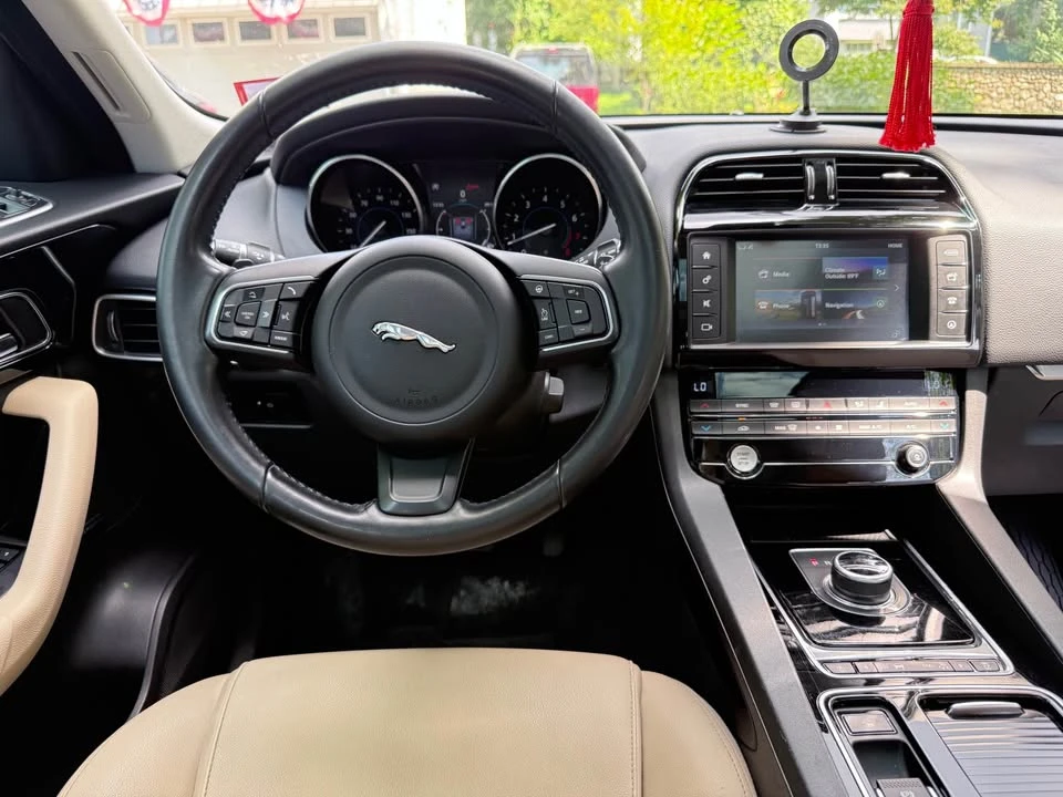 2018 Jaguar F-Pace - Image 7 of 20