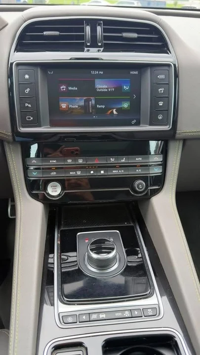 2018 Jaguar F-Pace - Image 19 of 20