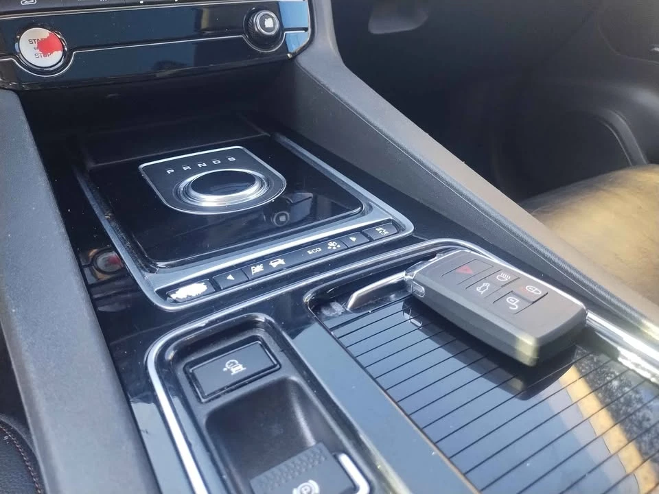 2018 Jaguar F-Pace - Image 11 of 17