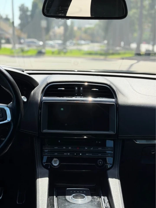 2018 Jaguar F-Pace - Image 14 of 18