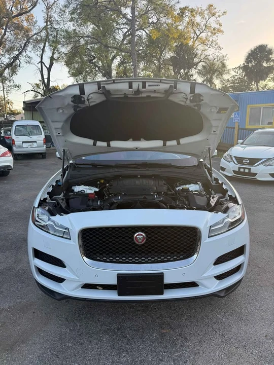 2018 Jaguar F-Pace - Image 9 of 17