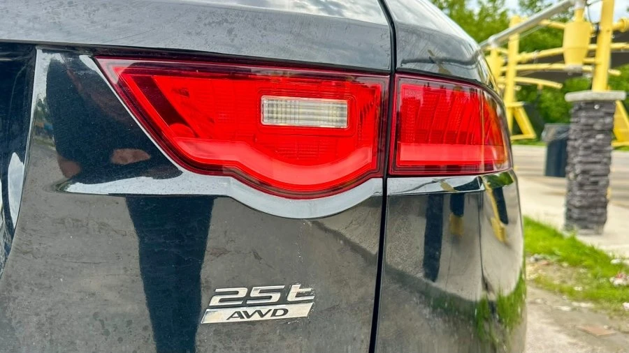 2018 Jaguar F-Pace - Image 9 of 20