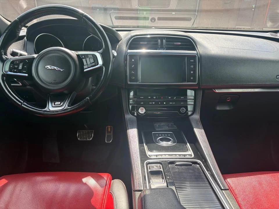 2018 Jaguar F-Pace - Image 17 of 18