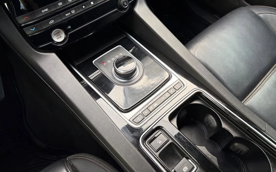 2018 Jaguar F-Pace - Image 15 of 20