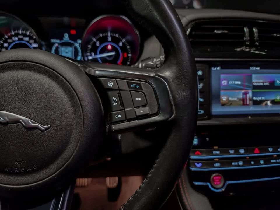 2018 Jaguar F-Pace - Image 13 of 19