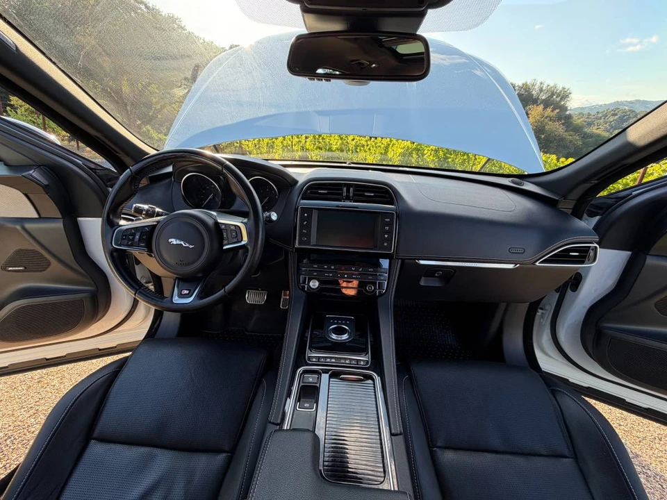 2018 Jaguar F-Pace - Image 19 of 24