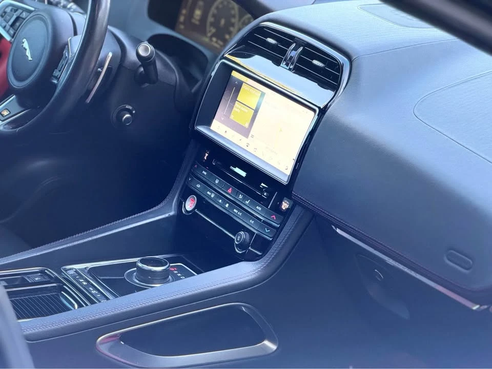 2018 Jaguar F-Pace - Image 11 of 17