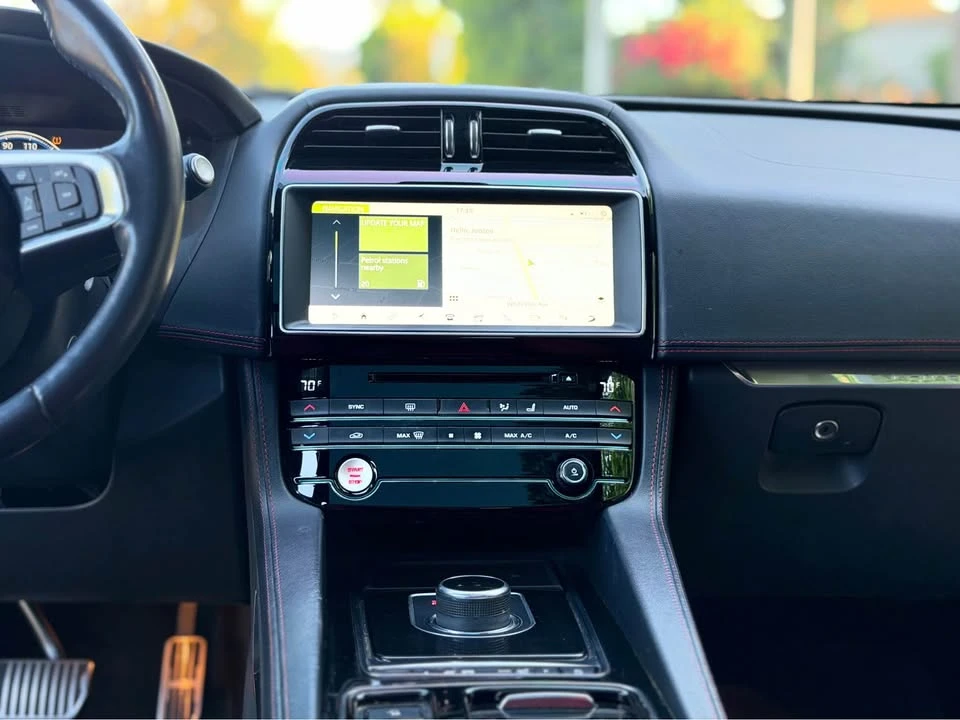 2018 Jaguar F-Pace - Image 15 of 17