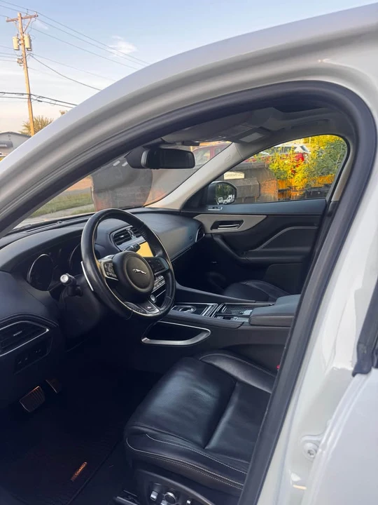 2018 Jaguar F-Pace - Image 12 of 17