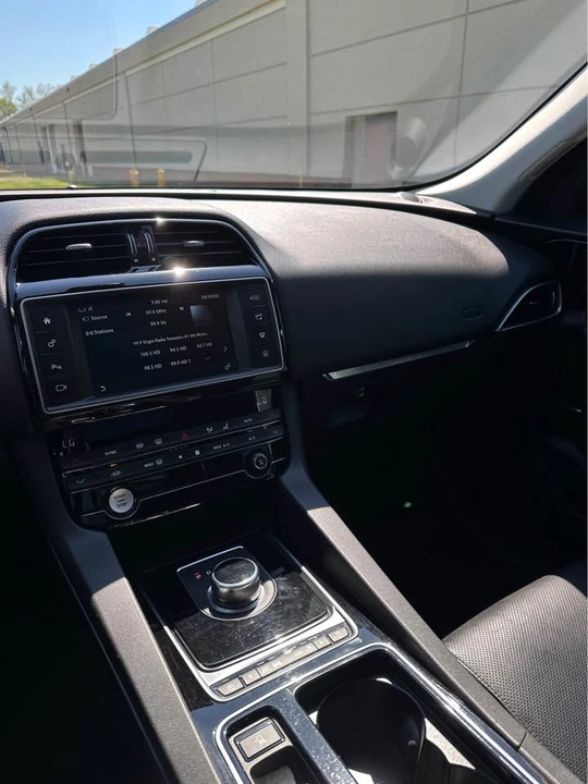 2018 Jaguar F-Pace - Image 15 of 20