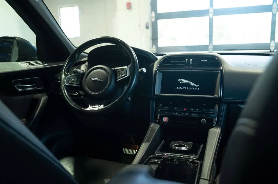 2018 Jaguar F-Pace - Image 10 of 11