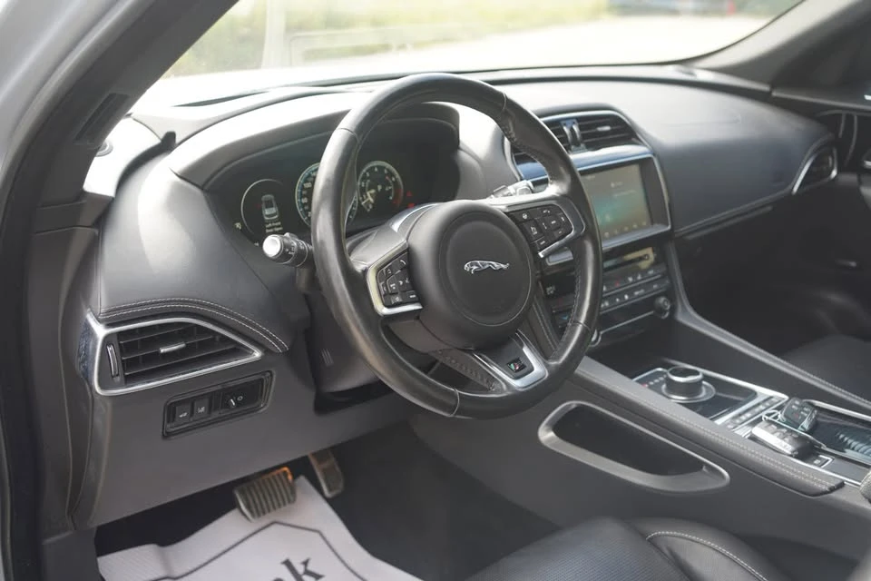 2018 Jaguar F-Pace - Image 13 of 20