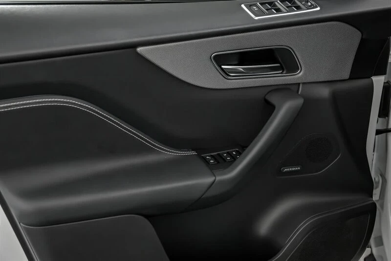 2018 Jaguar F-Pace - Image 17 of 21
