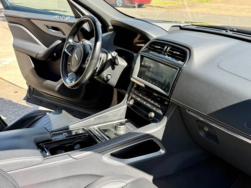 2018 Jaguar F-Pace - Image 9 of 11