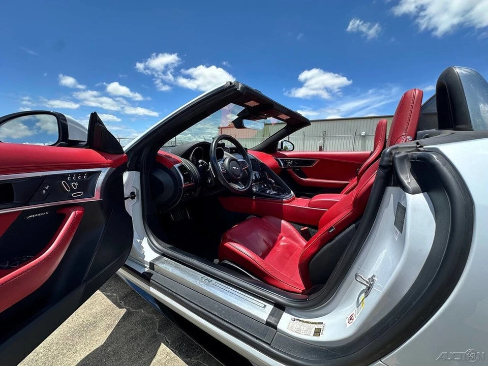 2018 Jaguar - Image 15 of 24