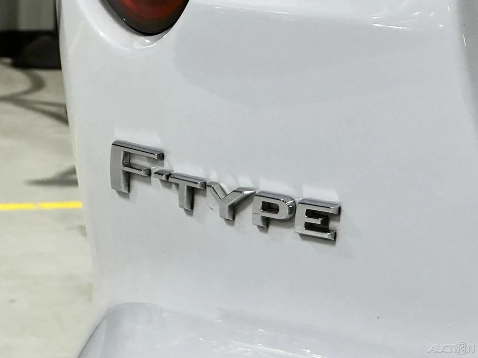 2018 Jaguar - Image 13 of 24