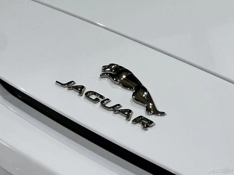 2018 Jaguar - Image 11 of 24