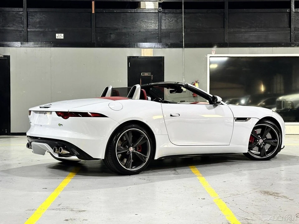 2018 Jaguar - Image 14 of 24